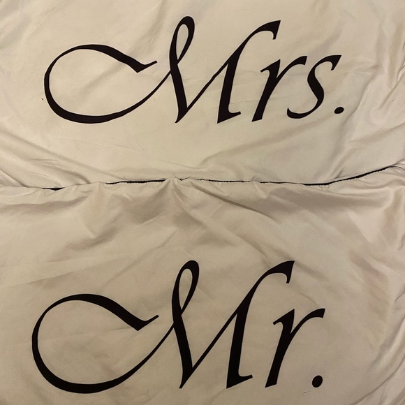 Mr. & Mrs. pillow cases. - Picture 1 of 2